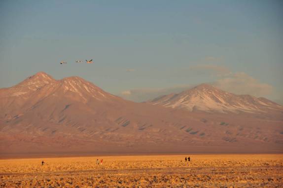 Turistas caminham no Salar do Atacama - Chile